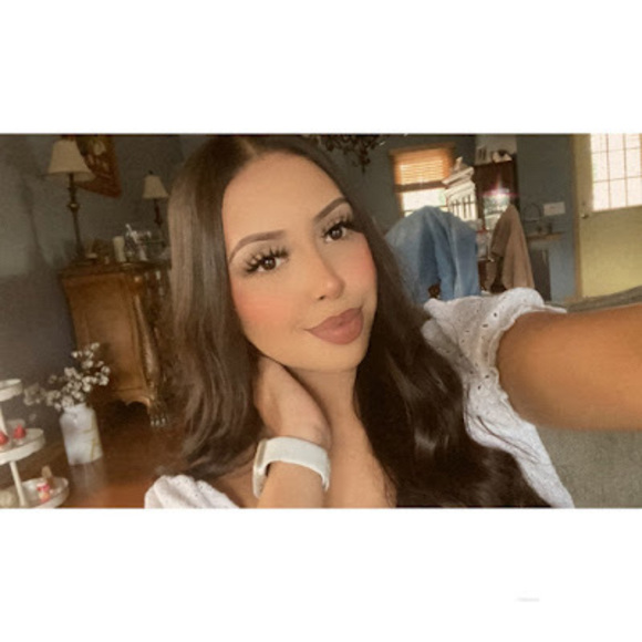 Meet your Posher, Adamaris - Picture 1 of 1